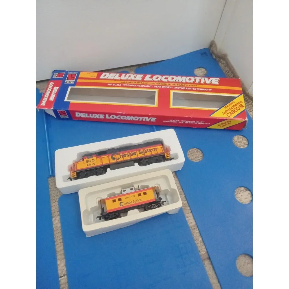 LIFELIKE‎ #8663  B&O CHESSIE SYSTEM Locomotive & Caboose #4810 w Box  HO